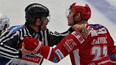 Tinecký útoník Vladimír Dravecký diskutuje s rozhodím v utkání proti Plzni.