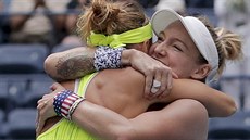 VÍTĚZNÉ OBJETÍ. Lucie Šafářová (zády) a Bethanie Matteková-Sandsová se radují z... VÍTĚZNÉ OBJETÍ. Lucie Šafářová (zády) a Bethanie Matteková-Sandsová se radují z...