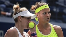 PORADA. Lucie afáová (vpravo) a Bethanie Matteková-Sandsová ve finále US Open.