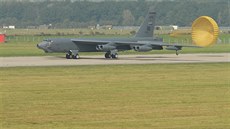 Americký bombardér B-52 pistává na monovském letiti