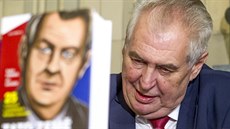 Miloš Zeman v Pardubicích křtil a podepisoval svou novou knihu. Miloš Zeman v Pardubicích křtil a podepisoval svou novou knihu.
