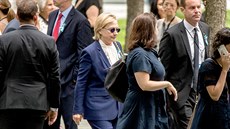 Demokratická prezidentská kandidátka Hillary Clintonová pichází na nedlní...