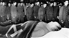 Nabalzamovanému Mao Ce-tungovi se po jeho smrti chodily klant zástupy ían.