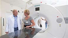Primář oddělení nukleární medicíny Václav Maxa a vrchní sestra Jana Pincová... Primář oddělení nukleární medicíny Václav Maxa a vrchní sestra Jana Pincová...