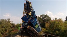 Jeřáb, který se snažil odtáhnout havarovanou soupravu u jihomoravských Vnorov,... Jeřáb, který se snažil odtáhnout havarovanou soupravu u jihomoravských Vnorov,...