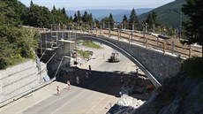 Stavaři dokončují lávku, která spojuje obě části skiareálu na Červenohorském... Stavaři dokončují lávku, která spojuje obě části skiareálu na Červenohorském...