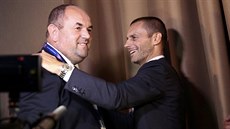 VYHRÁLI JSME Pedseda eské asociace Miroslav Pelta (vlevo) gratuluje ke...