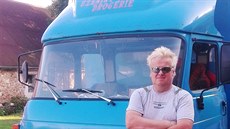 Avii předělal na pojízdnou prodejnu. Aby ji měl za co vybavit, nasbíral a... Avii předělal na pojízdnou prodejnu. Aby ji měl za co vybavit, nasbíral a...