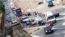 Kvůli uzavřenému pruhu z Hradce na Chrudim musí všechna auta využívat novou... Kvůli uzavřenému pruhu z Hradce na Chrudim musí všechna auta využívat novou...