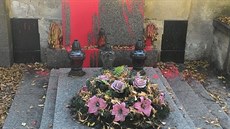 Neznámý vandal polil hrob Klementa Gottwalda na Olšanských hřbitovech rudou... Neznámý vandal polil hrob Klementa Gottwalda na Olšanských hřbitovech rudou...