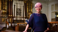 Zuzana Peterová se v synagoze modlí v češtině. Hebrejsky neumí, ačkoli všechny... Zuzana Peterová se v synagoze modlí v češtině. Hebrejsky neumí, ačkoli všechny...