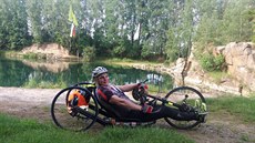 Pavel Šprynar na vypůjčeném handbiku by rád zůstal aktivní jako dřív a touží po... Pavel Šprynar na vypůjčeném handbiku by rád zůstal aktivní jako dřív a touží po...