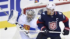 Americký kapitán Joe Pavelski bojuje spřed finskou brankou, kde je v problémech... Americký kapitán Joe Pavelski bojuje spřed finskou brankou, kde je v problémech...