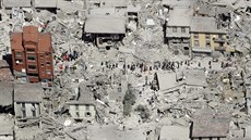 Pohled z letadla na zničené město Amatrice. Pohled z letadla na zničené město Amatrice.