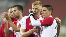 Slávisté se radují z vítězství a děkují fanouškům. Na snímku zprava Jiří Bílek... Slávisté se radují z vítězství a děkují fanouškům. Na snímku zprava Jiří Bílek...