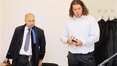 Matěj Trojovský s obhájcem u Okresního soudu v Plzni. (13. září 2016) Matěj Trojovský s obhájcem u Okresního soudu v Plzni. (13. září 2016)
