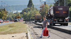 Frézování silné vrstvy vozovky ve Studentské ulici v Plzni (15. záí 2016)