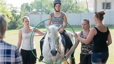Hiporehabilitační zkoušky skládali na kroměřížské Tauferově střední odborné... Hiporehabilitační zkoušky skládali na kroměřížské Tauferově střední odborné...