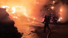 Hasiči likvidují požár uskladněného sena v Tlumačově. Hasiči likvidují požár uskladněného sena v Tlumačově.
