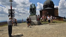 Sousoší Cyrila a Metoděje a dřevěný kostelíček na Radhošti. Sousoší Cyrila a Metoděje a dřevěný kostelíček na Radhošti.
