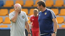 NEBUDE TO LEHKÉ. Nový jihlavský trenér Michal Bílek (vlevo) možná naznačuje... NEBUDE TO LEHKÉ. Nový jihlavský trenér Michal Bílek (vlevo) možná naznačuje...