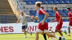 Nový jihlavský trenér Michal Bílek (vlevo) vede první trénink.