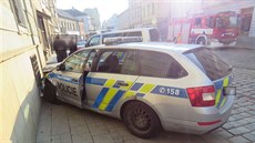 V olomoucké ulici 1. máje se srazil policejní vůz s dalším autem. Dva lidé, z... V olomoucké ulici 1. máje se srazil policejní vůz s dalším autem. Dva lidé, z...