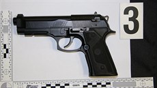 Policisté u mladíka zajistili plynovou pistoli, teleskopický obušek a konopí. Policisté u mladíka zajistili plynovou pistoli, teleskopický obušek a konopí.