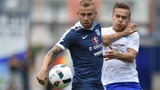 Petr Reinberk ze Slovácka (vlevo) si hlídá balón před dotírajícím Tomášem... Petr Reinberk ze Slovácka (vlevo) si hlídá balón před dotírajícím Tomášem...
