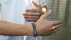 Unesený a vězněný šestnáctiletý hoch z Litoměřicka při rozhovoru pro MF DNES. Unesený a vězněný šestnáctiletý hoch z Litoměřicka při rozhovoru pro MF DNES.