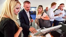 Téměř tisícovka podnikatelů v Brně debatovala o EET. Přijel i ministr financí... Téměř tisícovka podnikatelů v Brně debatovala o EET. Přijel i ministr financí...