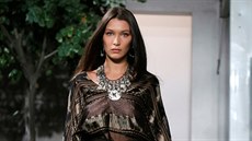 Bella Hadidová na pehlídce Ralph Lauren Spring/Summer 2017 (New York, 14. záí...