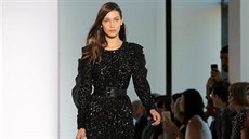 Bella Hadidová na pehlídce Michael Kors Spring/Summer 2017 (New York, 14. záí...