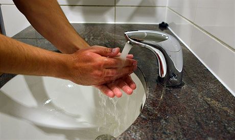loutenka typu A se penáí pedevím dotykem, pinavýma rukama, ale i nepímo teba zneitnou vodou nebo potravinami.