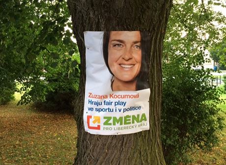 Kontroverzní reklama na strom Fotka plakátu umístného v Pnín v eském ráji...