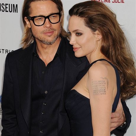 Brad Pitt s Angelinou Jolie na speciální losangeleské projekci jejího reijního...