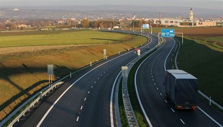 ást dálnice D35 slouící jako obchvat Olomouce