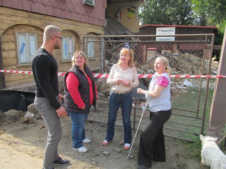 Zleva mluví rumburské radnice Dalibor Dvoák, sousedka Iveta Branseová,...