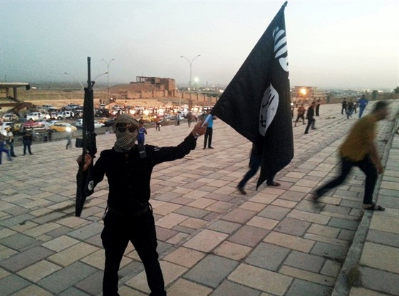Bojovník Islámského státu v iráckém Mosulu (23. ervna 2014)