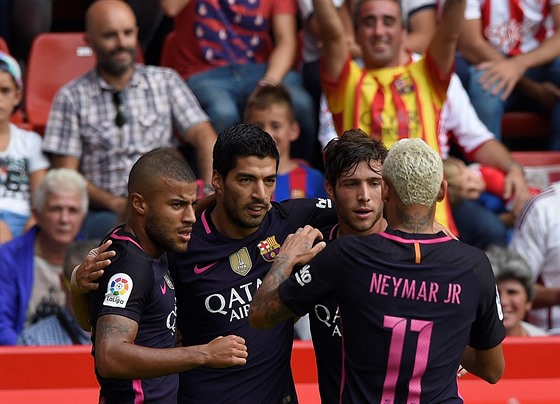 Fotbalisté Barcelony oslavují jeden z pti gól proti Gijónu.
