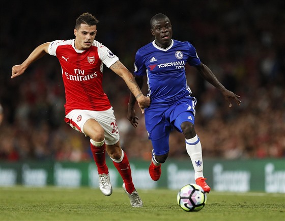 Granit Xhaka z Arsenalu uniká záloníkovi Chelsea N¨Golovi Kantému.