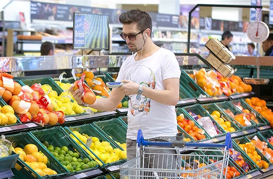 Nakupování pomocí elektronické teky v londýnském obchod etzce Tesco.