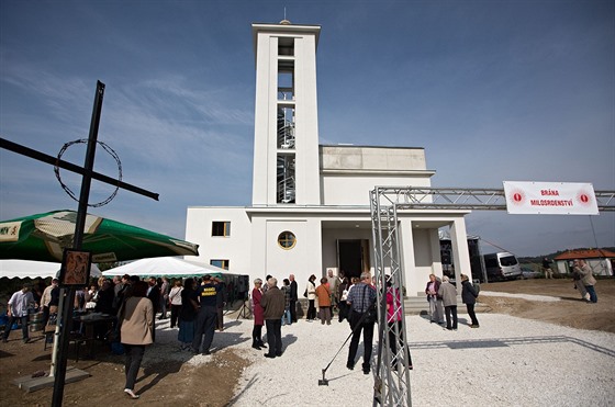 Obyvatelé Mirovic a okolí se ve stedu pili podívat na obnovený kostel Církve...