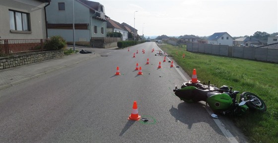 Motorká pijídl po hlavní silnici. Z nehody vyvázl bez zranní.