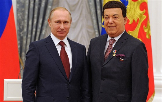 Letos na jae prezident Vladimir Putin udlil Josifu Kobzonovi zlatou medaili...