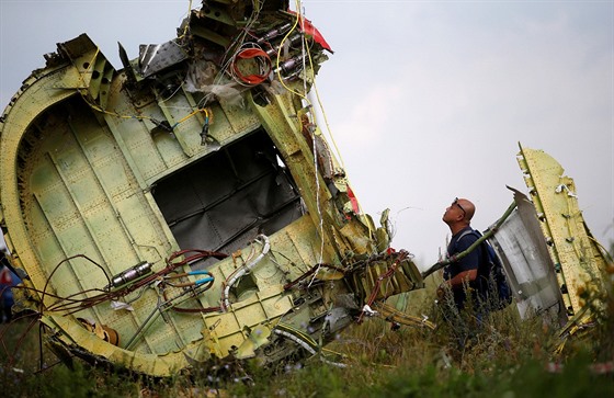 Malajský vyetovatel u trosek sesteleného letu MH17 na Ukrajin (22. ervence...