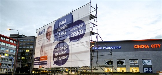 Obí billboard u jedné z hlavních pardubických kiovatek a nákupního centra...