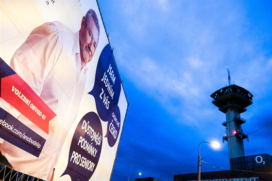 Velký billboard, který si nechal bez potebného povolení postavit ped volbami na mstském pozemku u Paláce Pardubice starosta prvního obvodu Jaroslav Meník, kandidát hnutí ANO do Senátu i krajského zastupitelstva.