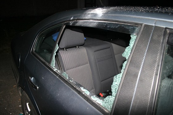 Jedno ze estice pokozených aut skonilo s rozbitým zadním okénkem.