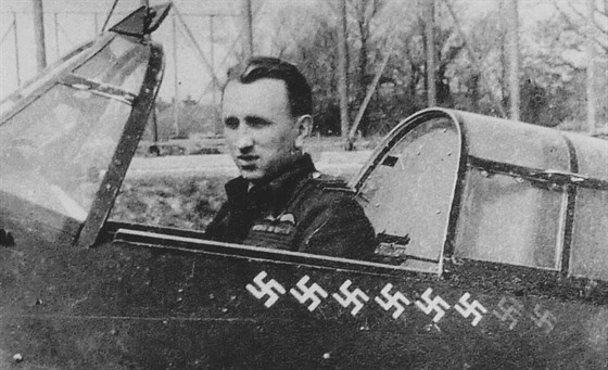 Karel Kuttelwascher ve své stíhace Hurricane. Snímek je z jara roku 1942.